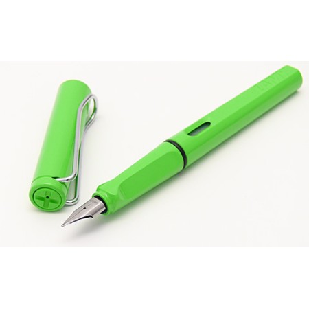 Set Lamy - penna stilografica Safari verde F + taccuino softcover A5 verde